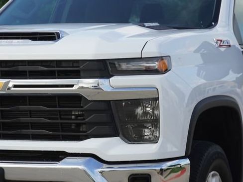 Used 2024 Chevrolet Silverado 2500 LT AWD/4WD image 4