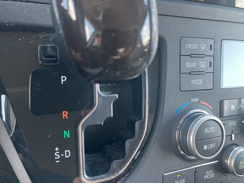 Used 2020 Toyota Sienna XLE FWD image 26