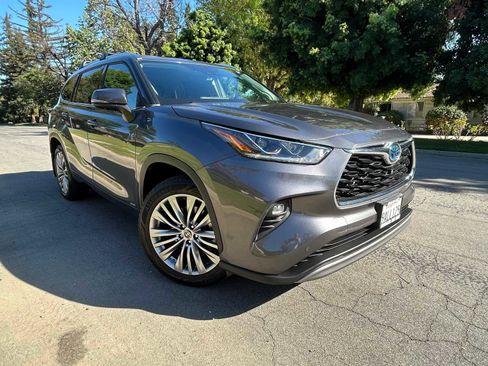 Used 2022 Toyota Highlander Platinum image 1