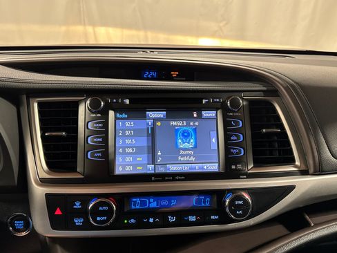 Used 2019 Toyota Highlander XLE w/ Carpet Mat Package (TMS) AWD/4WD image 21