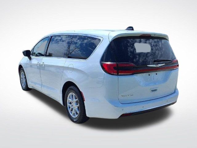 Used 2024 Chrysler Pacifica Touring-L FWD image 7