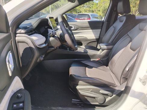 Used 2024 Jeep Compass Latitude AWD/4WD image 13