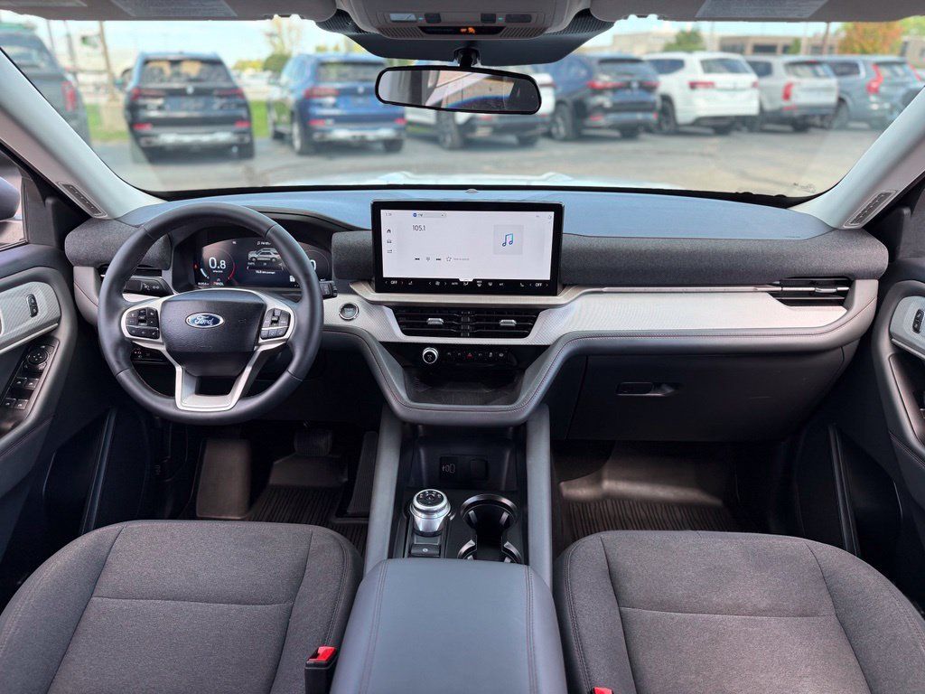 Used 2026 Ford Explorer Active AWD/4WD image 2