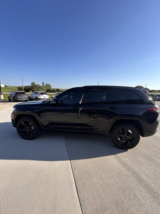 Used 2023 Jeep Grand Cherokee Limited w/ Black Appearance Package AWD/4WD image 6