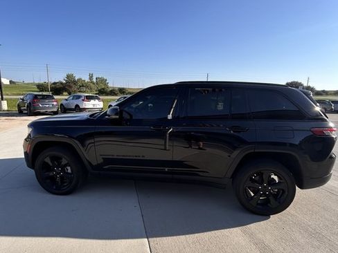 Used 2023 Jeep Grand Cherokee Limited w/ Black Appearance Package AWD/4WD image 6