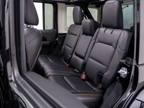 Used 2024 Jeep Wrangler Unlimited Sahara w/ Technology Group AWD/4WD image 17