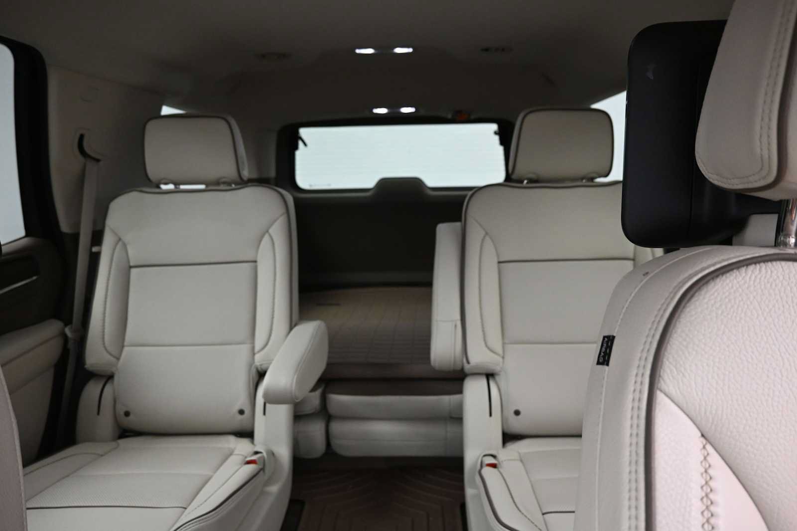 Used 2024 GMC Yukon Denali w/ Advanced Technology Package AWD/4WD image 11