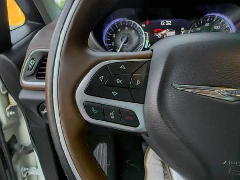Used 2017 Chrysler Pacifica Limited FWD image 57