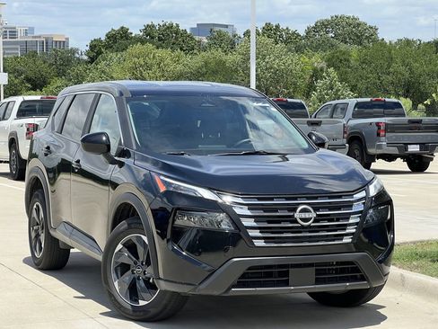 Used 2025 Nissan Rogue SV AWD/4WD image 2