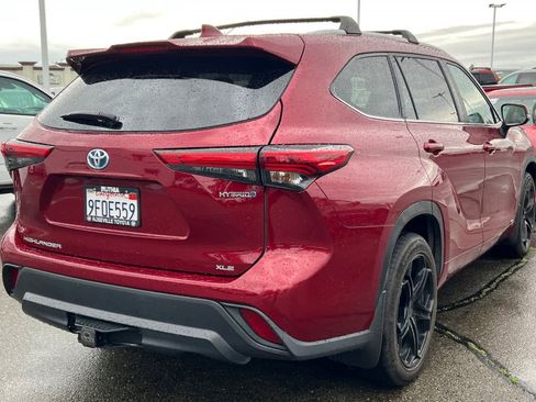Used 2023 Toyota Highlander XLE image 2