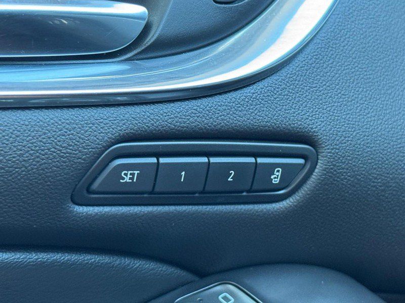 Used 2021 Buick Enclave Avenir w/ Avenir Technology Package AWD/4WD image 17