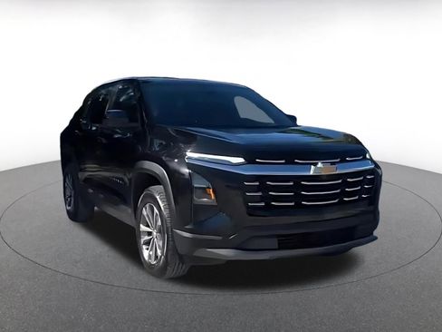 Used 2025 Chevrolet Equinox LT image 2