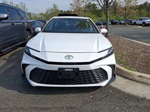 Used 2025 Toyota Camry SE image 4