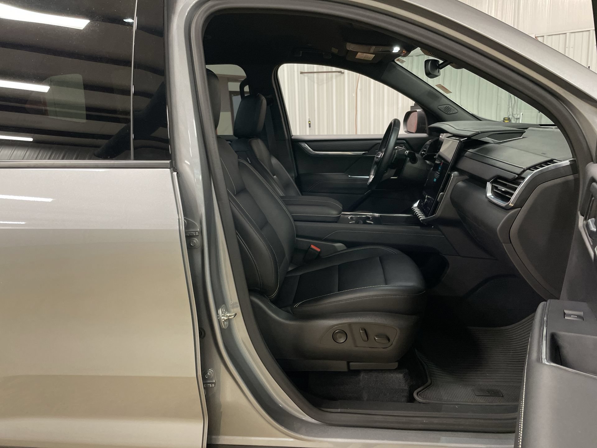 Used 2024 GMC Acadia Elevation w/ Luxury Package FWD image 30