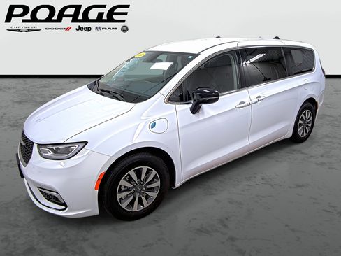 Used 2024 Chrysler Pacifica Select image 1