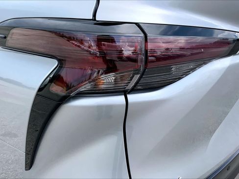 Used 2025 Toyota Sienna XLE w/ XLE Plus Package FWD image 28