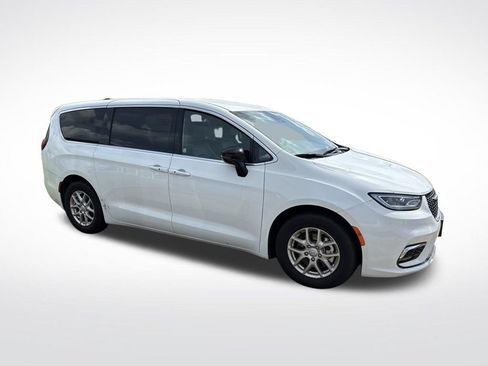 Used 2025 Chrysler Pacifica Select FWD image 5