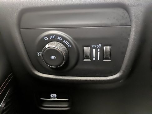 Used 2025 Jeep Grand Cherokee Summit image 32