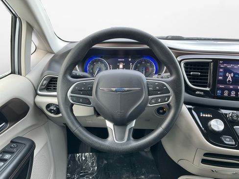 Used 2019 Chrysler Pacifica Touring Plus w/ Advanced Safetytec Group image 12