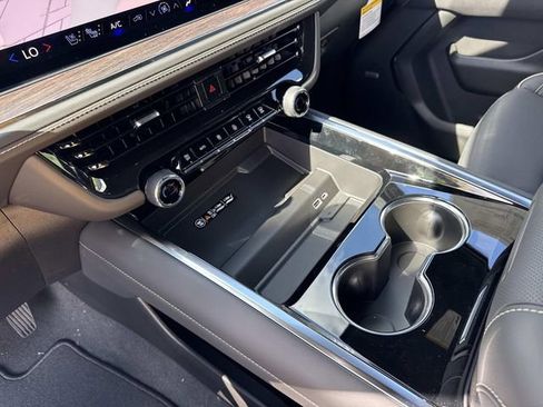 New 2026 Chevrolet Suburban Premier RWD image 28