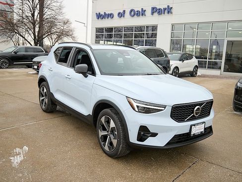 New 2026 Volvo XC40 B5 Plus w/ Climate Package image 4