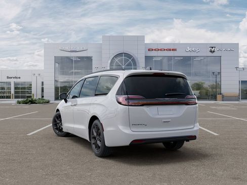 New 2026 Chrysler Pacifica Select w/ S Appearance Package FWD image 3