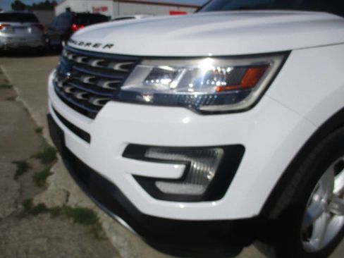 Used 2017 Ford Explorer XLT w/ Equipment Group 201A image 10