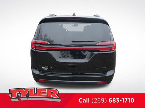 Used 2025 Chrysler Pacifica Limited FWD image 7