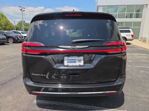 Used 2023 Chrysler Pacifica Touring-L FWD image 7