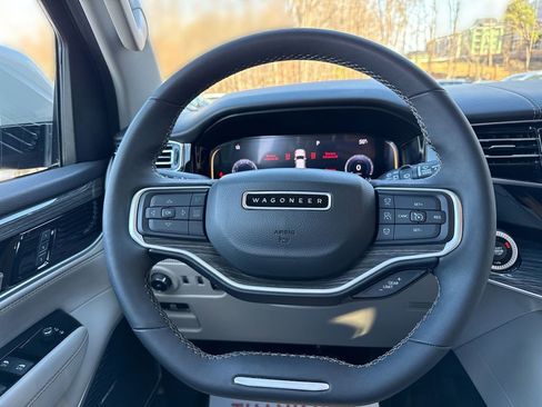 Used 2022 Jeep Wagoneer Series III w/ Flexible Seating Group AWD/4WD image 11