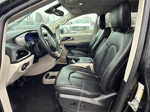 Used 2023 Chrysler Pacifica Touring-L image 29