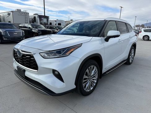 Used 2024 Toyota Highlander Platinum image 7