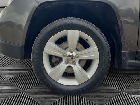 Used 2015 Jeep Compass Latitude FWD image 14