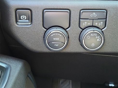 Used 2025 Chevrolet Silverado 1500 LT image 16