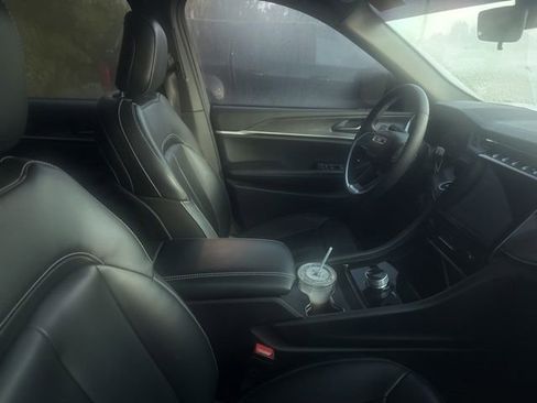 Used 2025 Jeep Grand Cherokee Limited RWD image 4