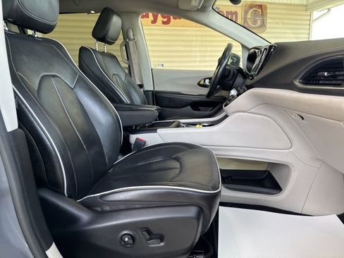 Used 2022 Chrysler Pacifica Limited image 26