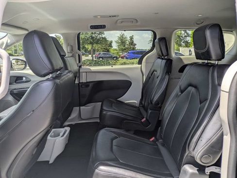 Used 2023 Chrysler Pacifica Touring-L FWD image 13