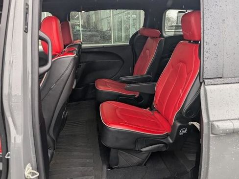 Used 2021 Chrysler Pacifica Limited w/ Uconnect Theater Family Group image 25
