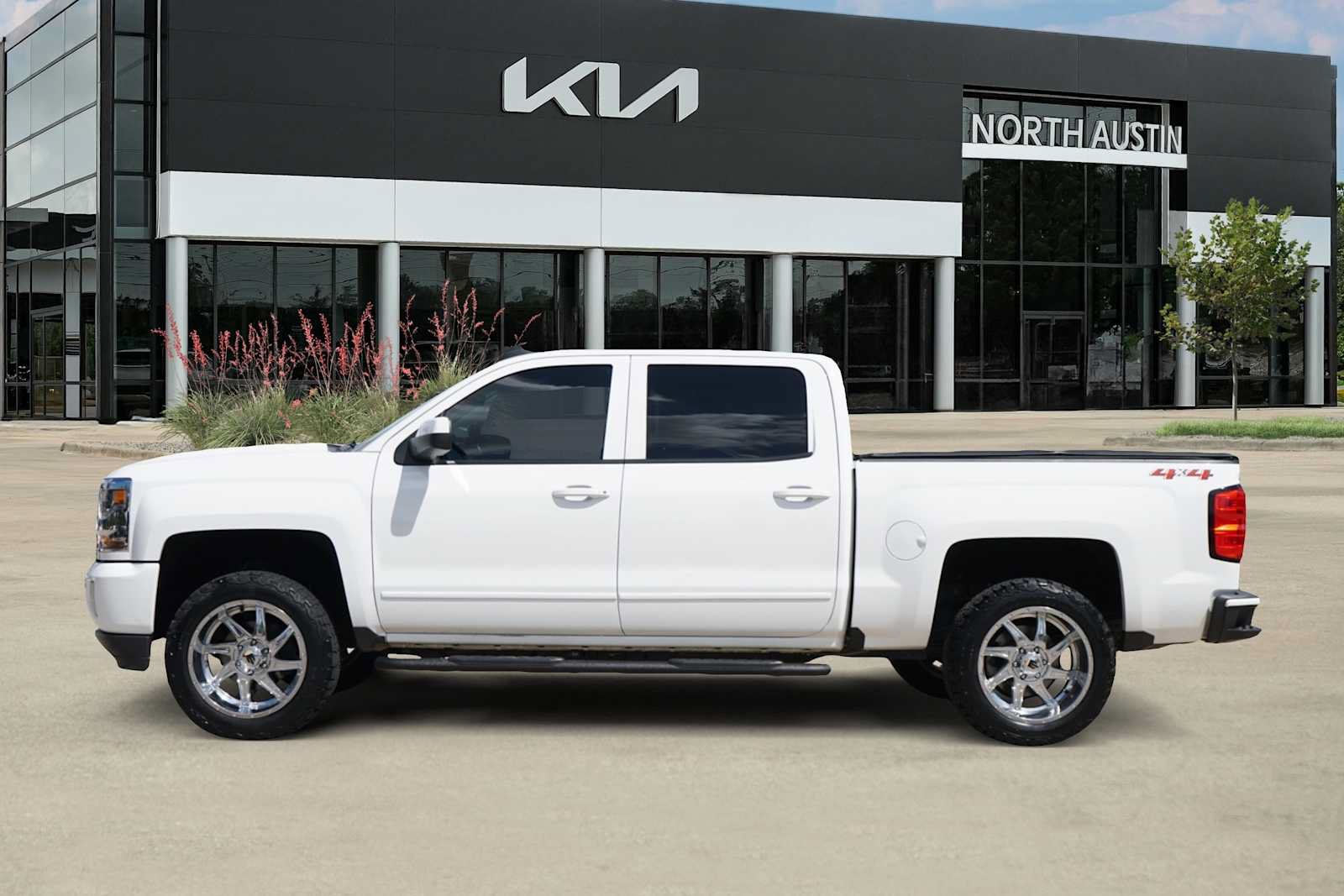 Used 2018 Chevrolet Silverado 1500 LT w/ Texas Edition AWD/4WD image 3