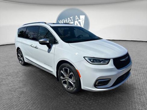 Certified 2023 Chrysler Pacifica Pinnacle AWD/4WD image 1
