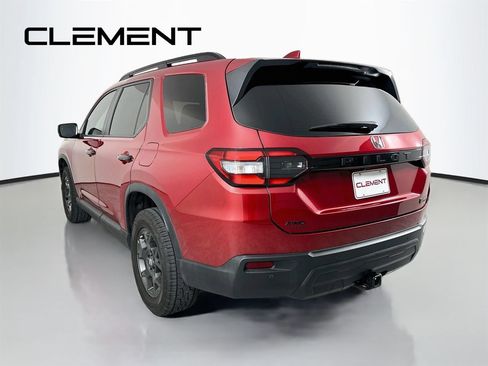 Used 2025 Honda Pilot TrailSport image 10