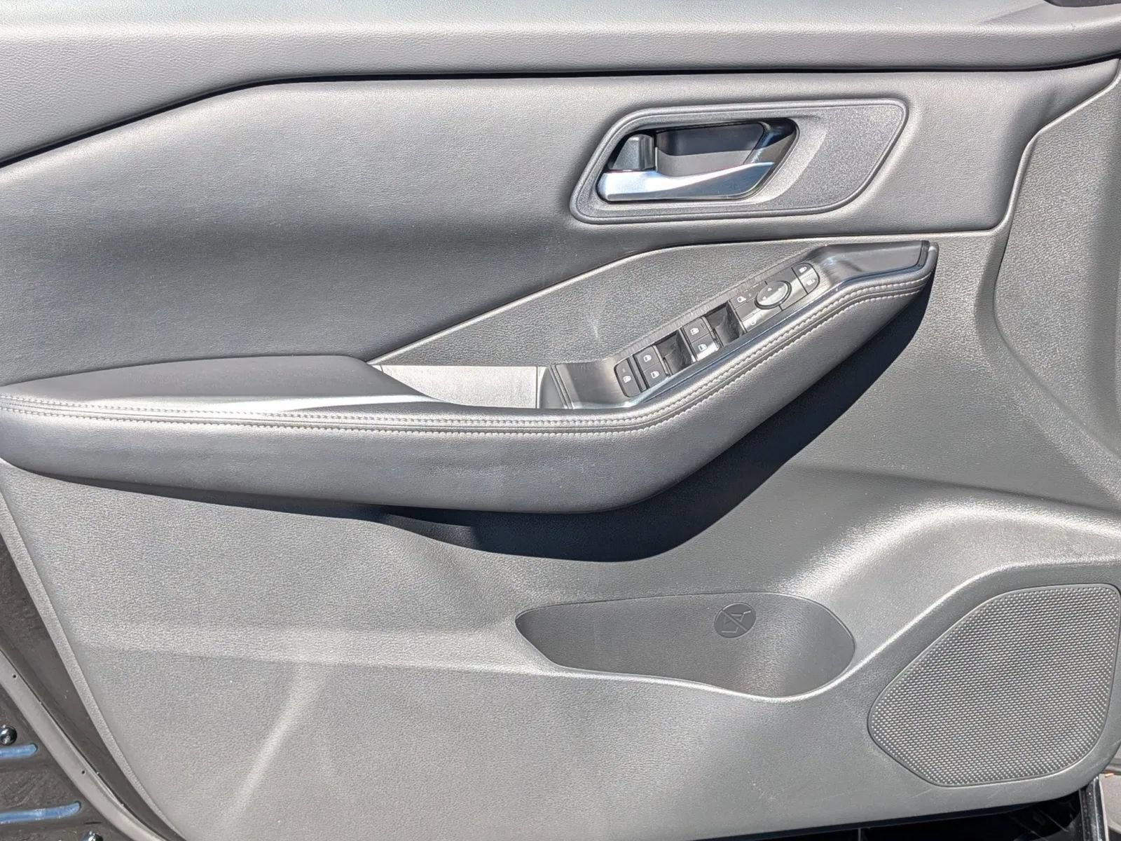 Used 2025 Nissan Rogue SV FWD image 10