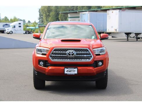 Used 2017 Toyota Tacoma TRD Sport w/ Premium & Technology Package AWD/4WD image 5