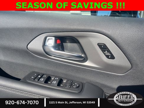 Used 2025 Chrysler Pacifica Select image 15