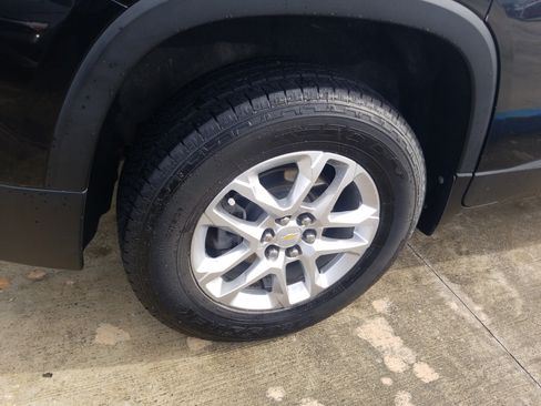 Used 2021 Chevrolet Traverse LS FWD image 23
