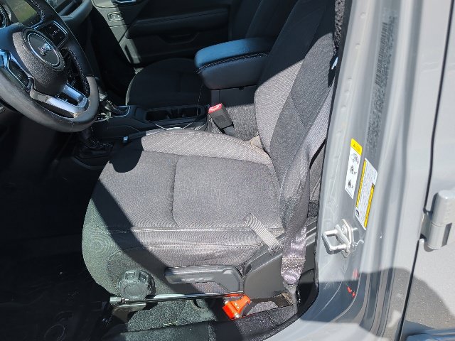 Used 2018 Jeep Wrangler Unlimited Sahara AWD/4WD image 16