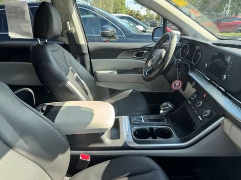 Used 2024 Kia Carnival LX FWD image 10