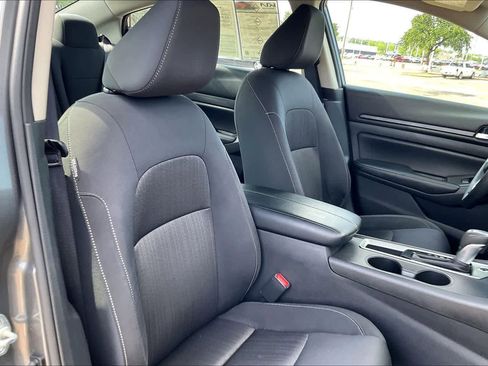 Used 2025 Nissan Altima 2.5 SV FWD image 11