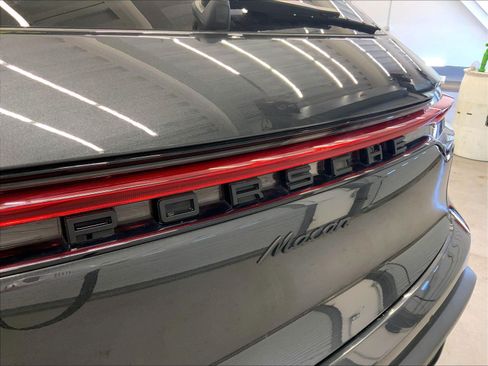 Used 2023 Porsche Macan Turbo AWD/4WD image 31