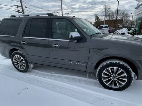 Used 2017 Lincoln Navigator Select image 3